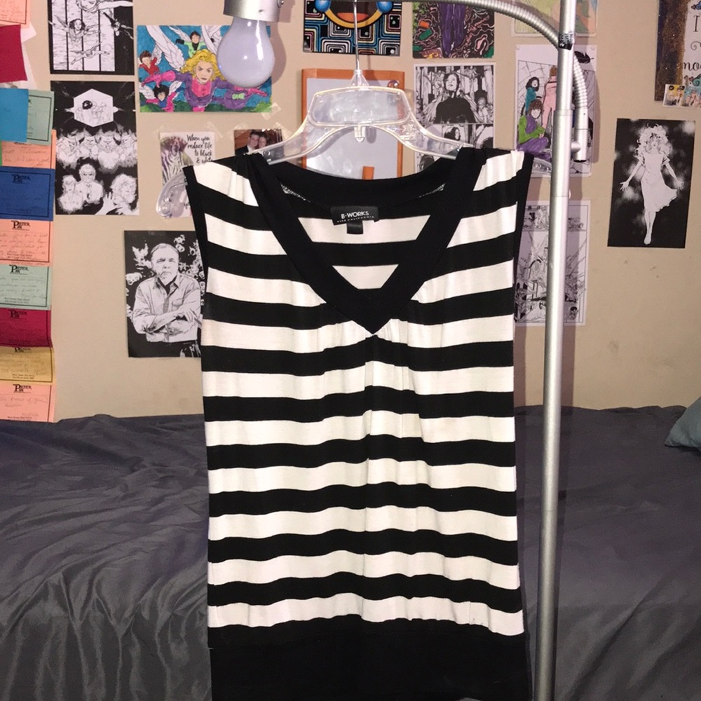 Sleeveless  light material tee